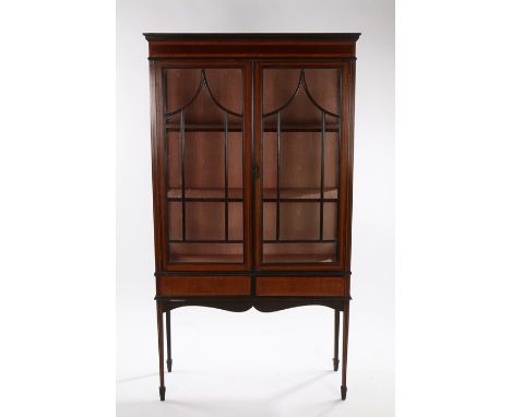 Edwardian mahogany, boxwood lined and satinwood crossbanded display cabinet, with a moulded cornice and plain frieze above a 