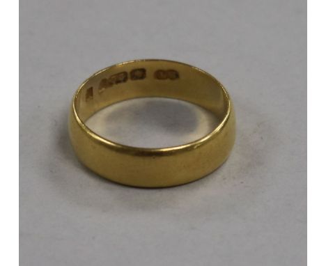 A 22ct gold wedding band, size R.
