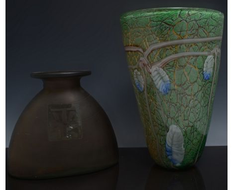 "Murano" overlaid beaker vase, 31cm, tall mottled glass vase and other glassware (6).