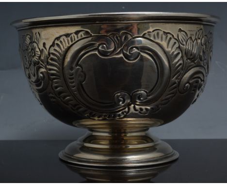 Edwardian silver pedestal sugar basin, London 1905, embossed decoration with scrolls and flowers, 8cm.