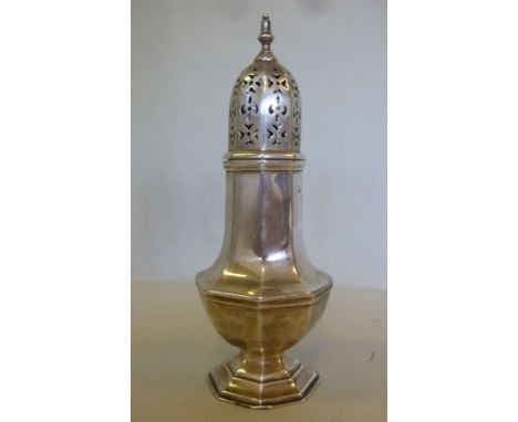 An Edwardian silver caster of octagonal baluster form, having a pierced cover with an urn shaped finial, on a pedestal foot  