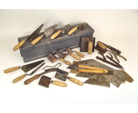BUILDER'S TOOLS.An oak box containing a quantity of builder's tools, including trowels, pointing & rendering tools etc.Note: 