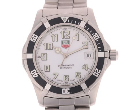TAG HEUER - a stainless steel Professional 2000 Series 200M quartz calendar bracelet watch, ref. WM1111, circa 2001, white di