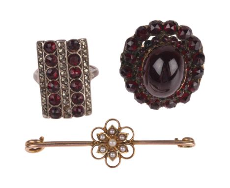 Various jewellery, comprising 9ct gold Bohemian garnet cluster ring, size K, 7.7g, 9ct pearl bar brooch, 2g, and silver ring,