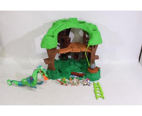 Fisher Price - A 1998 Fisher Price Robin Hood Forest Tree House set and 4 x Fisher Price figures - Lot includes a Fisher Pric