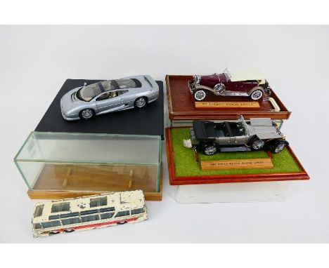 Franklin Mint - Maisto - Dinky Toys - Four unboxed scales vehicles. Lot consists of Franklin Mint 1907 Rolls Royce Silver Gho