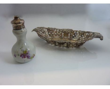 An Edwardian silver bon bon dish, Henry Matthews, Birmingham, 1902, the oval body of basket form, pierced with decorative mot