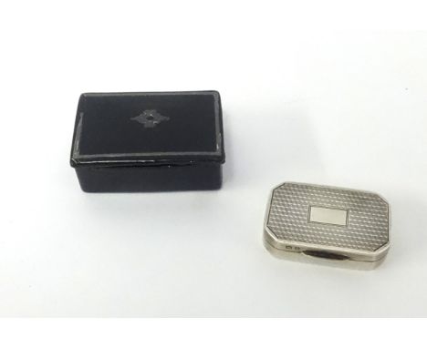 A silver snuff box and a 19th century lacquered snuff box (2).