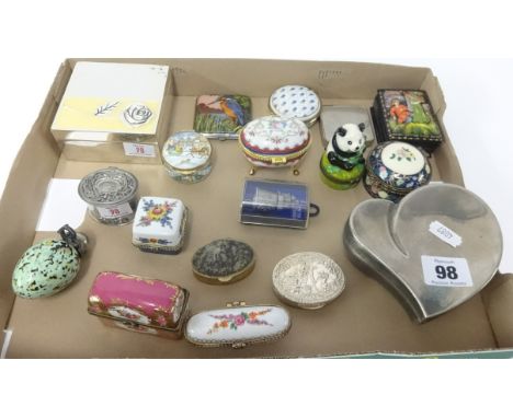 A collection of various assorted trinket boxes (18).