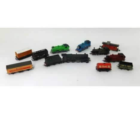 Various 00 gauge model railway including Hornby Dublo 'Carew Castle' loco and tender, Great Western 1435 tank engine, LMS 760