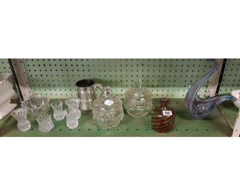 SHELF OF GLASSWARE, SWAN GLASS, RED GLAZED VASE, A PAIR OF GLAZED POTS & LID WITH A METAL TANKARD & OTHER GLASSWARE