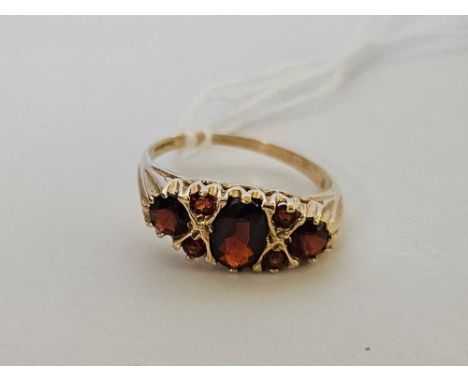 9ct GARNET 3 STONE RING, 2.8g