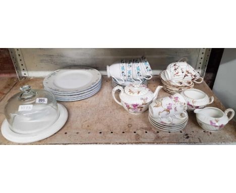 SHELF OF MIXED CHINAWARE, PLATES & A CHEESE DOME