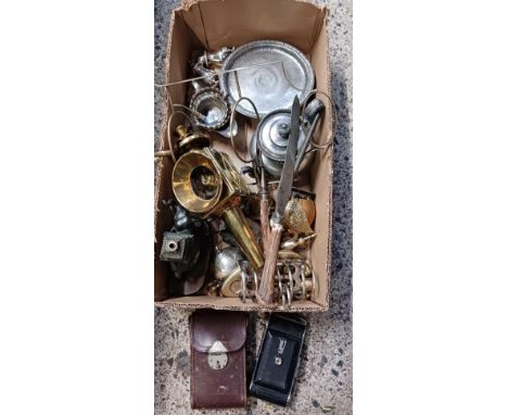CARTON WITH MISC METALWARE INCL; BRASS CARRIAGE LAMP, TEA POT, CAKE STAND, OLD CAMERA & OTHER METALWARE
