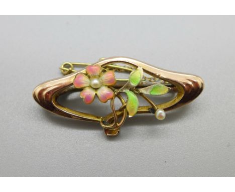 A 9ct gold Art Nouveau brooch, enamel a/f, 2.5g 