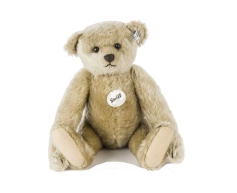 A Steiff Club Edition 2011 Teddy Bear 1911 Replica, 1062 of 3000, in original box with certificate
