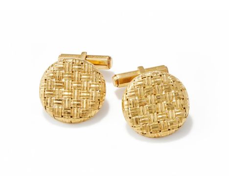 DAVID THOMAS, A PAIR OF 18CT GOLD CUFFLINKS LONDON 1986 Each disc of basket-weave design, to octagonal T-Bar terminals, maker