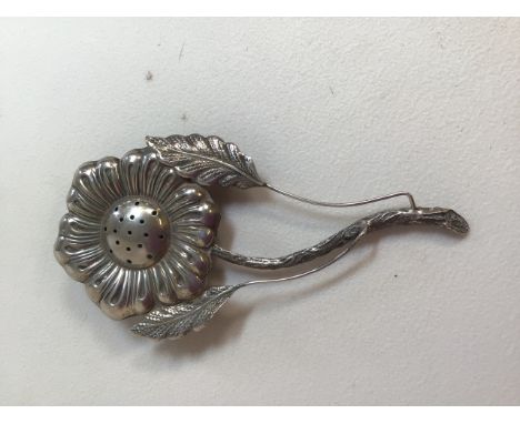 A continental silver poppy flower vinaigrette. Marked 800 and 283FI. 21g.