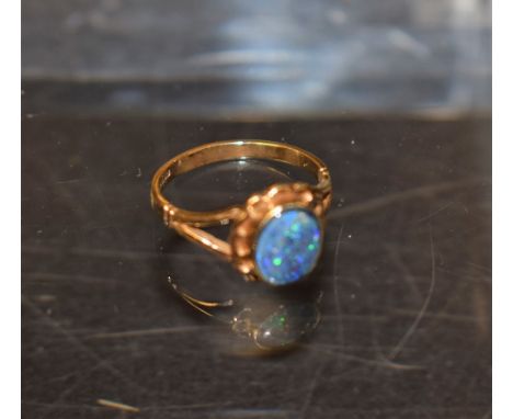 A 9ct gold opal ring