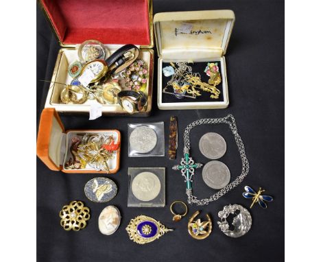 Jewellery - A sterling silver and green crystal cross pendant; a cameo brooch; others yellow metal; costume jewellery; etc; e