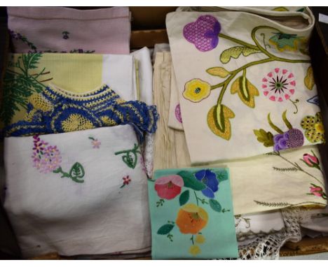 A quantity of table and other linen to include embroidered table cloths, napkins, cushion cover, lace edged cloths etc