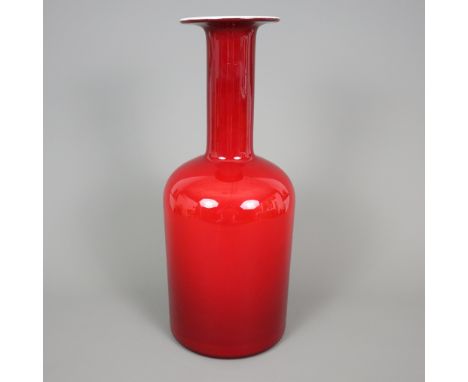"Gul"-Vase - Otto Brauer für Holmegaard Glasvaerk, Dänemark, Entwurf um 1960, rotes Glas mit opalweißem Unterfang, Kratzer, H