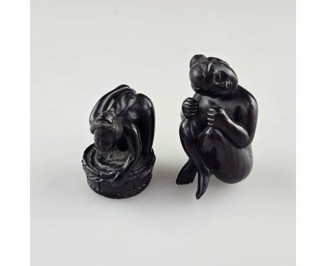 Zwei Katabori-Netsuke / Erotika - Japan, ca. Taishō-Zeit, dunkel gebeiztes Holz, fein geschnitzt und poliert, Damen in erotis