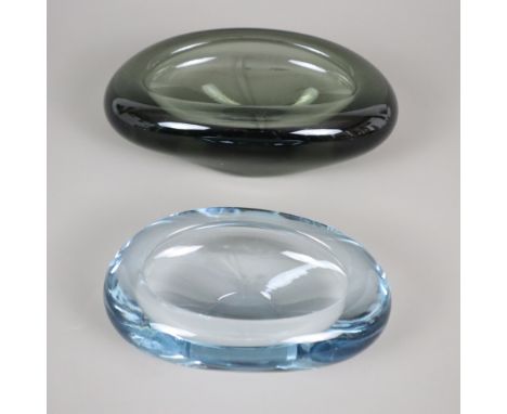 Zwei Glasschalen - Per Lütken für Holmegaard, Dänemark, 1960er Jahre, dickwandiges Rauchglas bzw. wasserblaues Glas, untersei