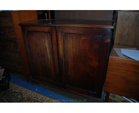 A good early 19th c. Mahogany Linen Press/Cabinet with moulded rectangular top over a pair of opposing single panel doors ope