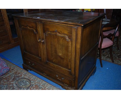 A good quality reproduction Oak Georgian style T.V. Cabinet by Ellis Furniture of Ipswich, having pair of raised and fielded 