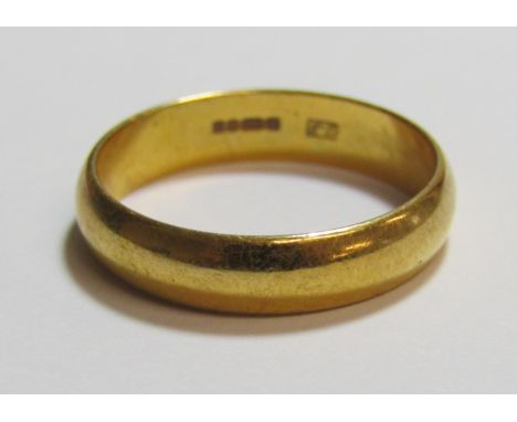 22ct gold band marked 916 - Ring size K - total weight 3.4g