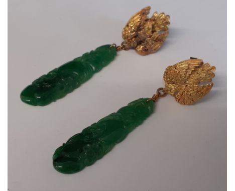 Tested as 14ct gold Chinese drop earrings with birds holding carved jade pendants (3.5cm)