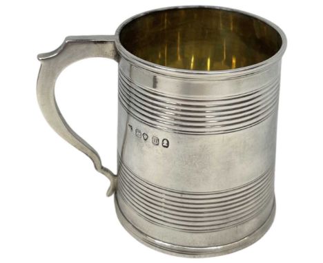 Small Georgian Silver Tankard. 96 g. London 1827With reeded banding to body. Gilded interiorHeight 7 cms.Condition report: Go
