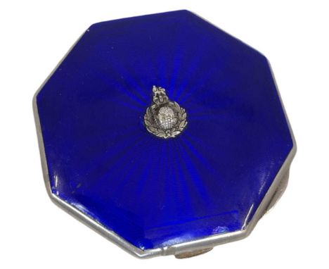 Octagonal Silver and Enamel Compact with Military (?) Crest. 125 g.Blue enamel. Birmingham 1964, John William Barrett8 cms ac