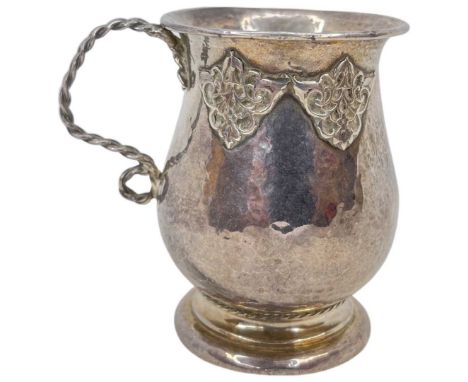 Sybil Dunlop Handmade Christening Mug. 96 g. London 1919Rare mug with twisted silver handle and applied celtic roundels to bo