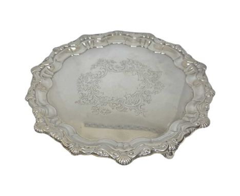 Silver Salver. 460 g. London 1908, William Hutton and SonsA good quality small salver. Decorated and scallopped border with s