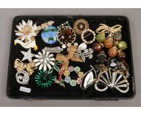 A tray of costume jewellery brooches including blackamoor, Deco white paste and enamel examples etc.