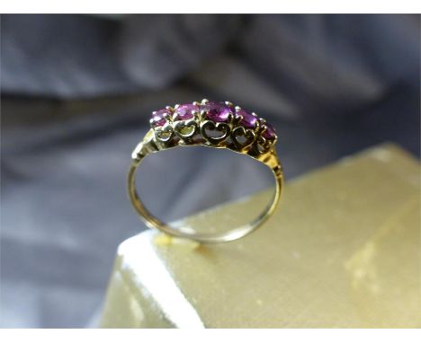 9ct Graduated Ruby 5 stone ring. Size UK - N and USA 6.5. Weight approx - 1.3g20