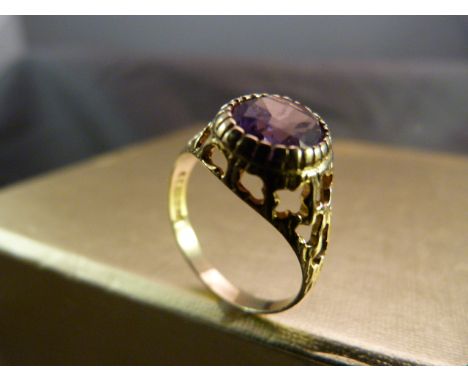 9ct Gold and Amethyst set ring Size O Total weight 2.8g