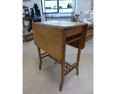 Small golden oak sofa table with 'galleried' style design to the supports on tapered legs