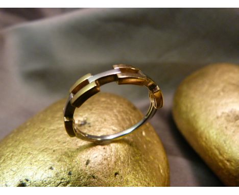 9ct White and Yellow Gold 'Chain Link' Designer Ring. Size UK - R 1/2 and USA - 9. Weight approx 2.3g