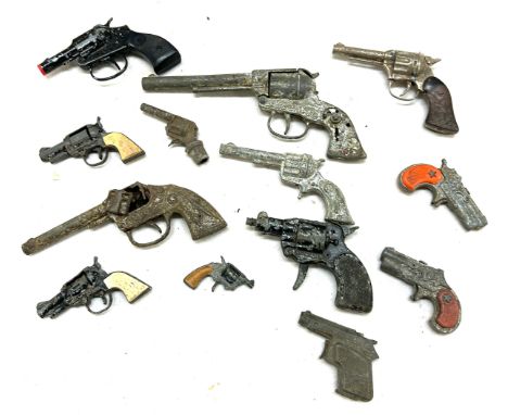 Large selection of vintage toy guns 
