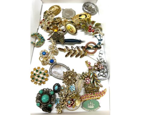 Tray of vintage and later brooches 