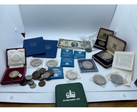 Large selection of vintage and later coins to include a half dollar silver coin, decimals etc 