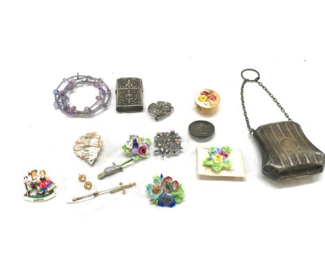 Tray of costume jewellery includes silver plated purse, siam silver lighter, brooches etc 