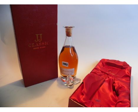 A JJ Classic hand made glass decanter of Harrods De luxe Whisky in gift box 65cl 40%