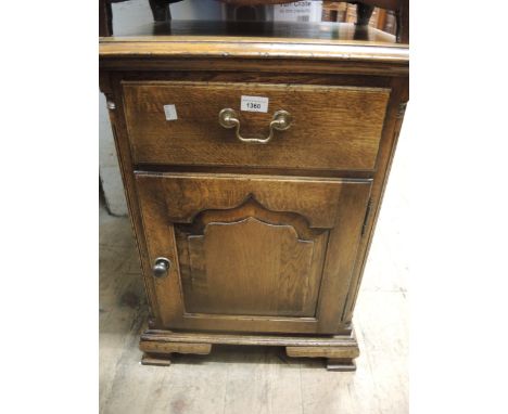 Good quality reproduction oak bedside cabinet, the moulded top above a single drawer and fielded panel door, flanked by reede