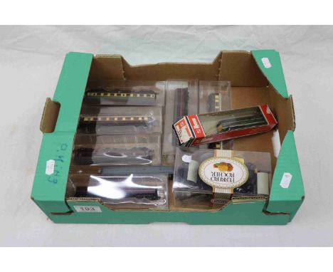 22 N gauge items of rolling stock to include Grafar and Peco featuring coaches and wagons plus a Lima D5509 BR in green