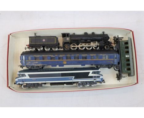 Group of HO scale model railway to include Hornby ACHO (France) Dining Car, Marklin coach, and 2 x Jouef (SNCF 72001 car &amp