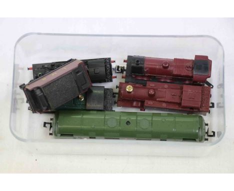 Five N gauge locomotives to include Trix Intrepid D825, Lima LMS 0-6-0 4683, Bachmann LMS 7524 in black, and 2 x Grafar (LMS 